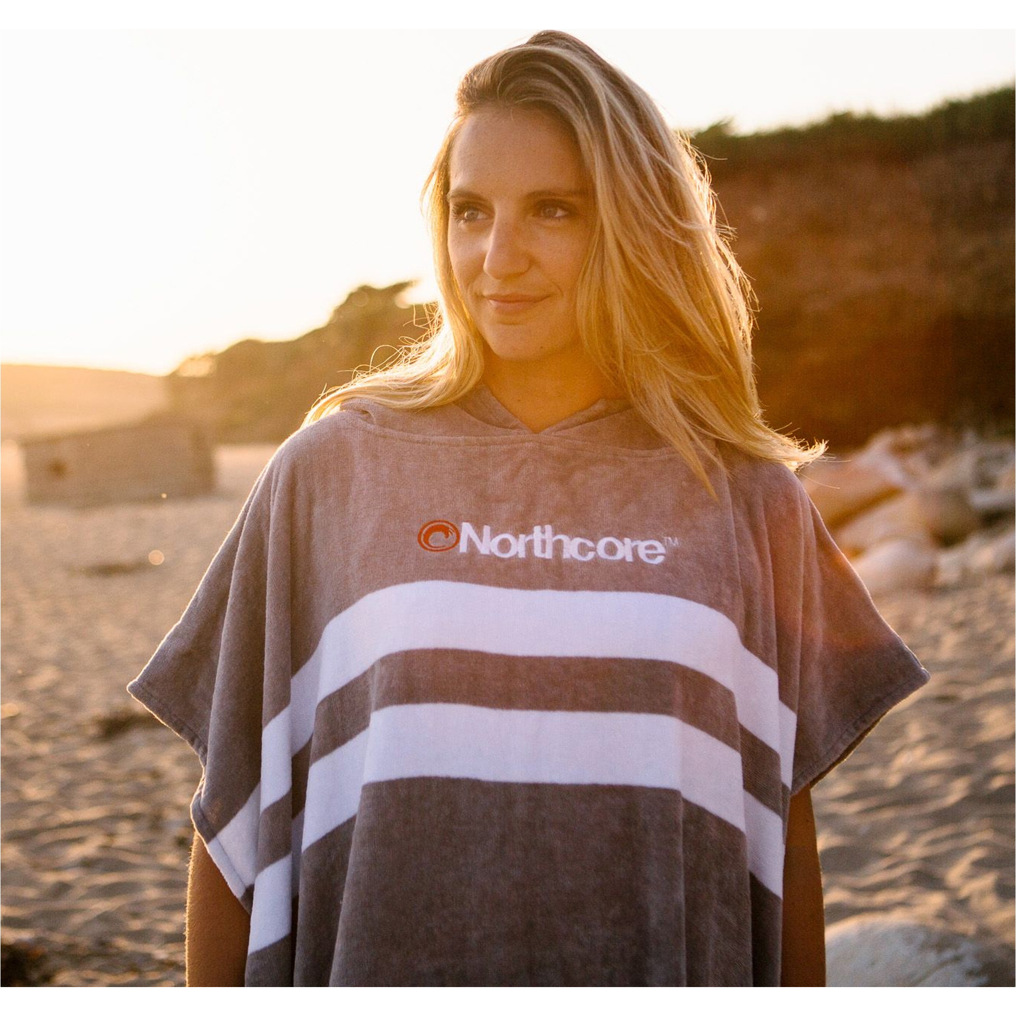 2026 Northcore Spiaggia Basha Stripe Hooded Asciugamano Changing Robe / Poncho NOCO241 - Grey